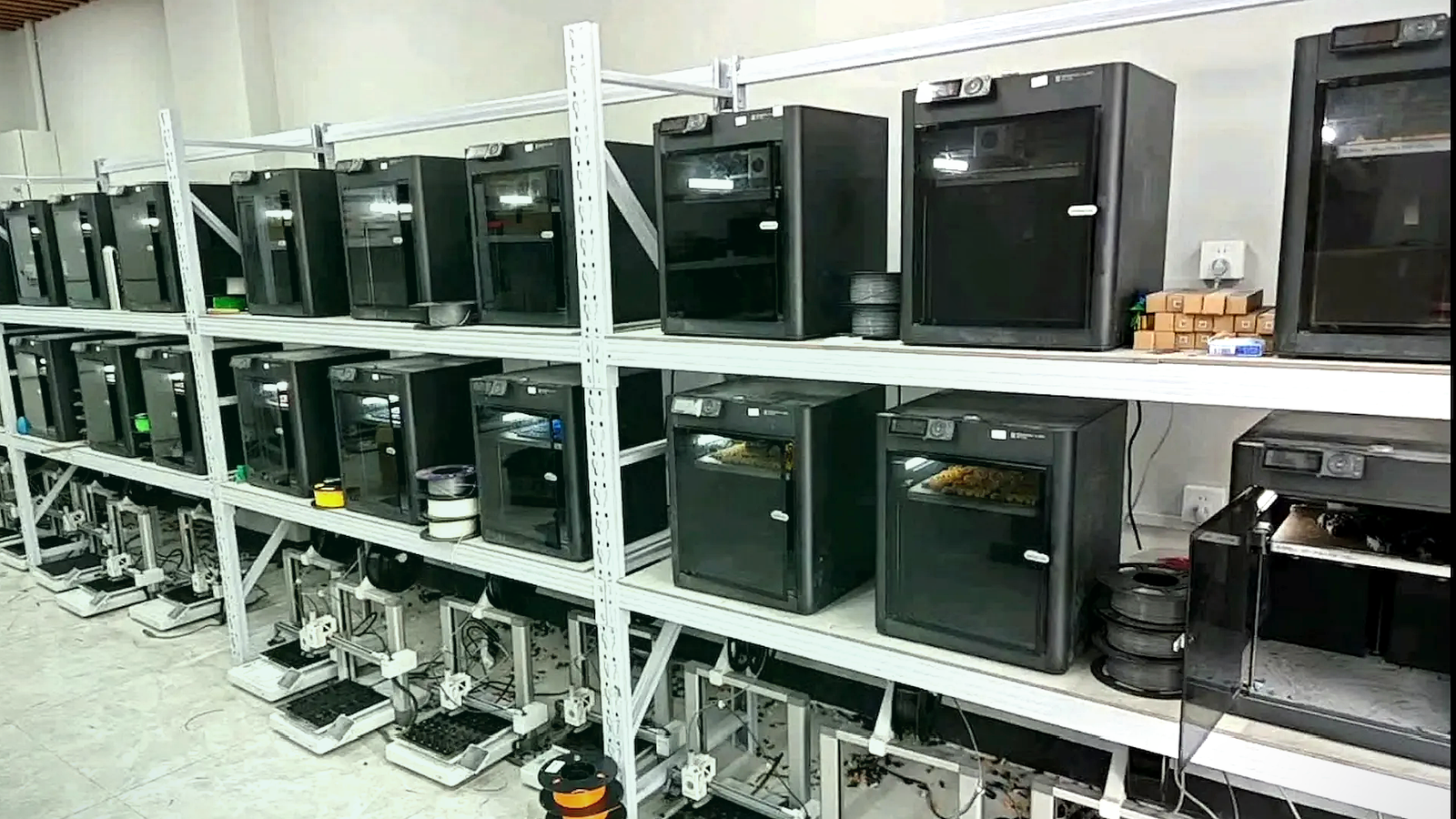 LehuoMaker in-house FDM 3D printer farm