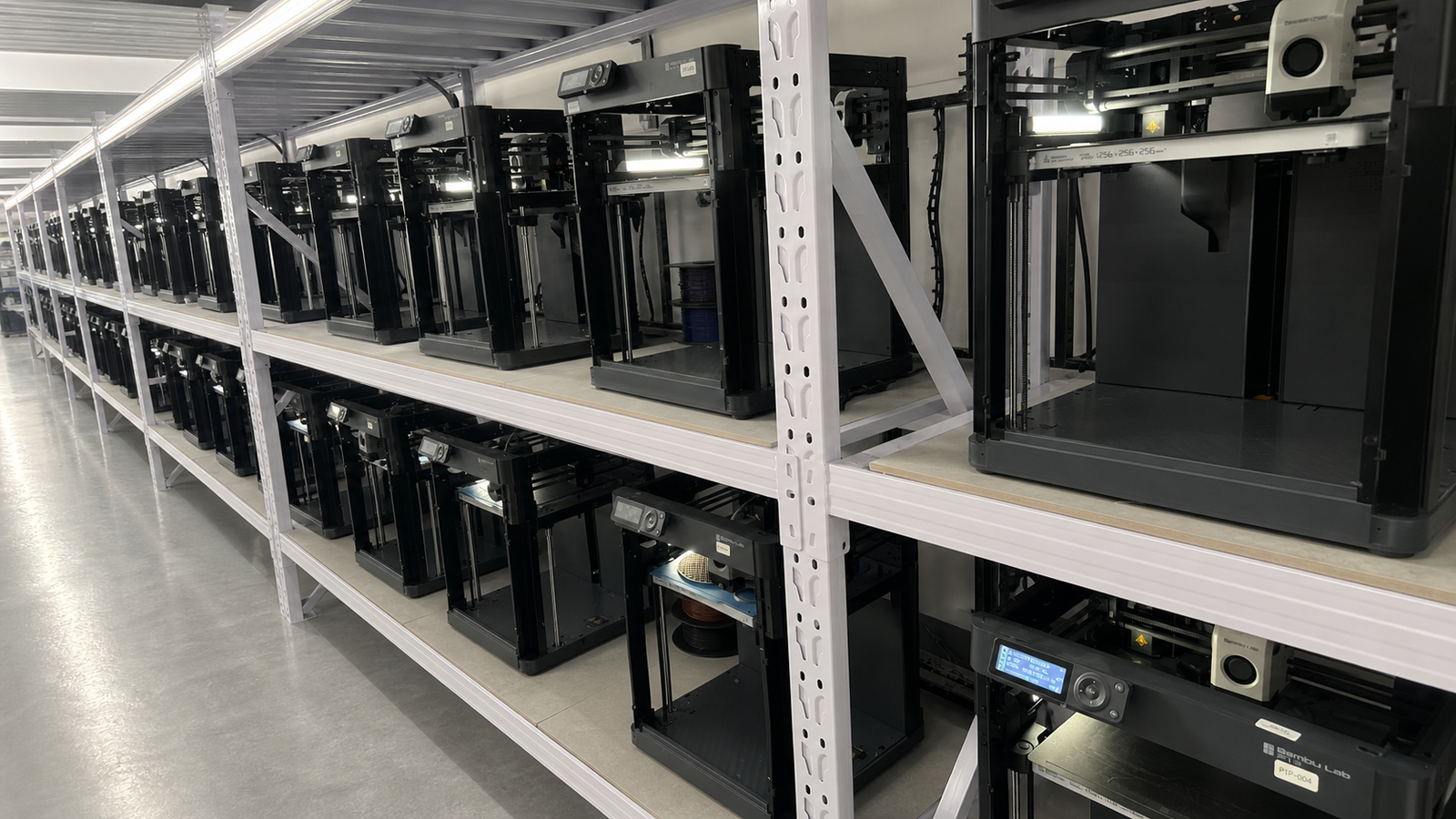 Side-angle view of FDM 3D printers operating on LehuoMaker factory shelving
